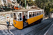 Lisbona -  l'Ascensor da Glria che sale al Bairro Alto.
